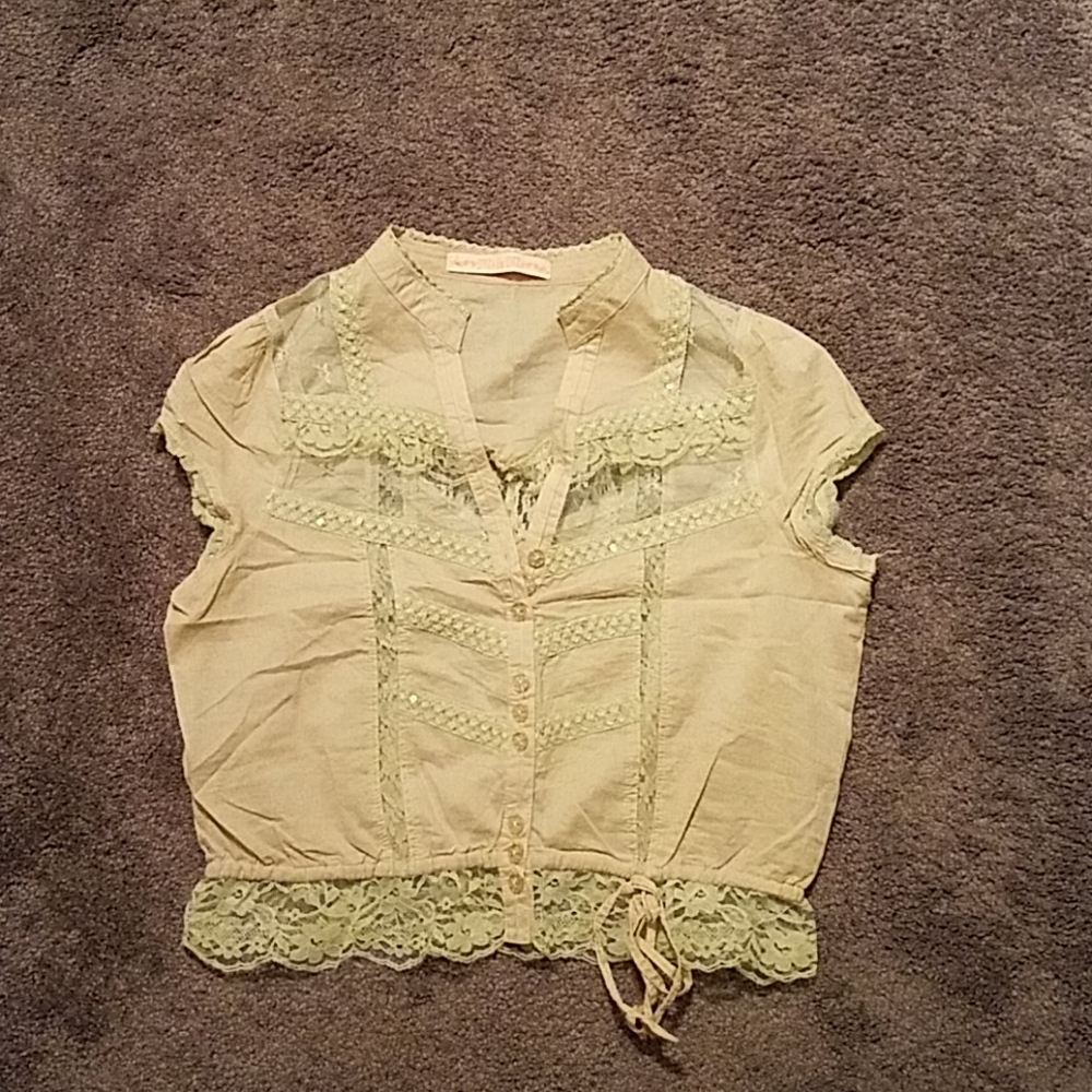 Lace detail crop shirt.